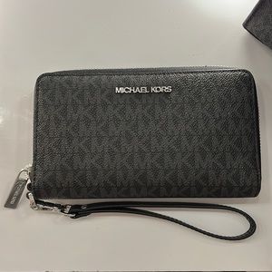 Michael Kors Black leather wallet, Color: Black with grey imprinted logo